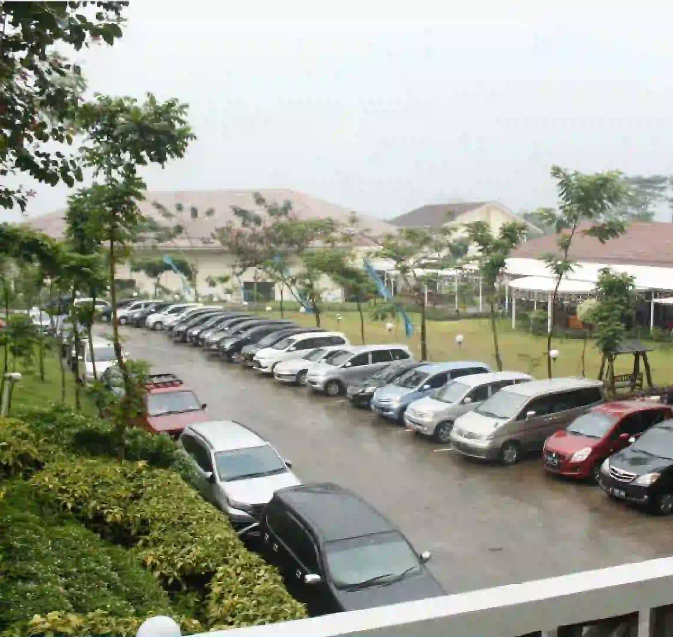 Area parkir Green Forest Bogor